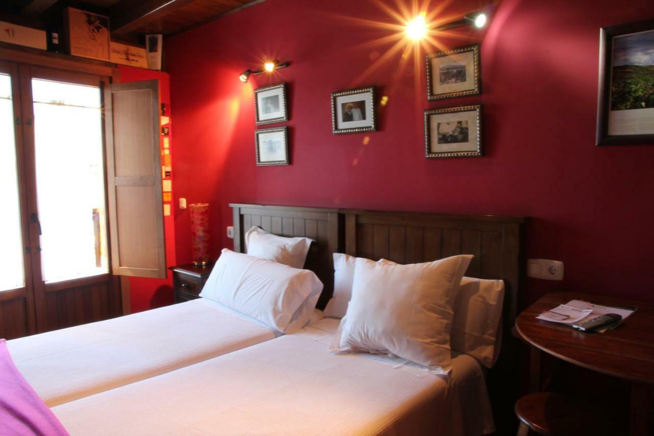Micro-Hostal La Puerta Del Perdon Villafranca Del Bierzo Bagian luar foto