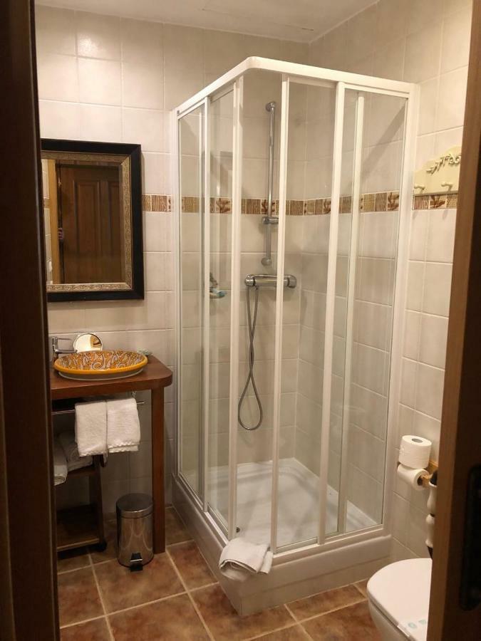 Micro-Hostal La Puerta Del Perdon Villafranca Del Bierzo Bagian luar foto