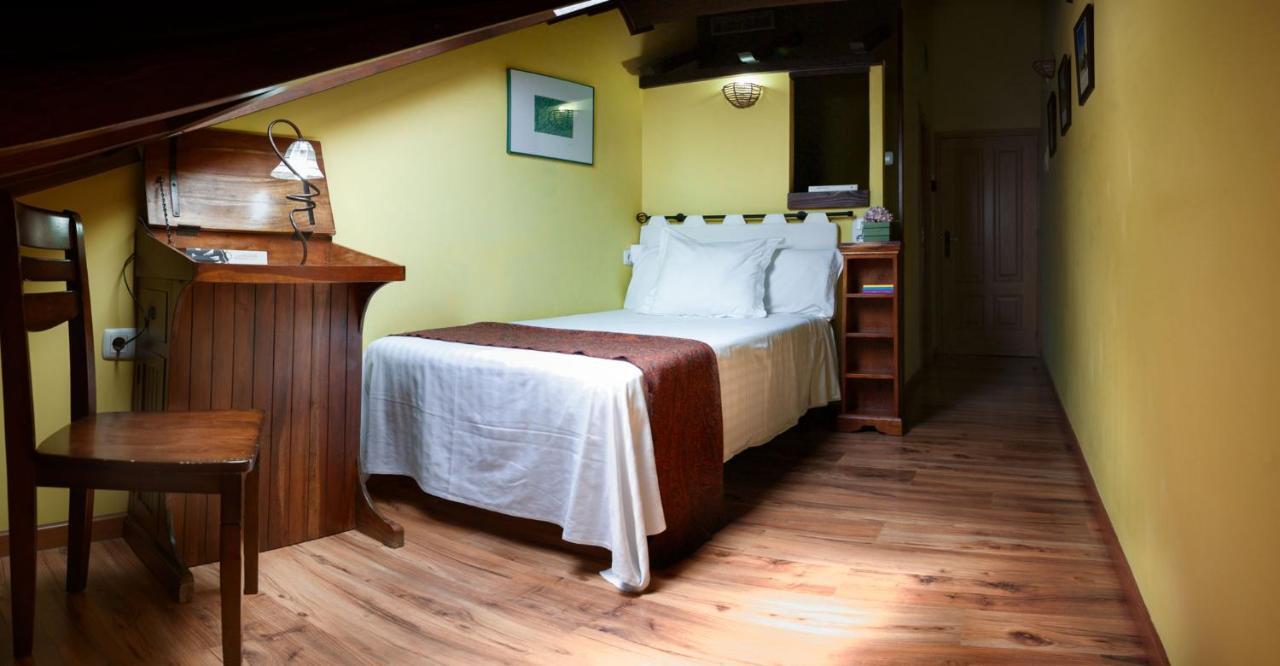 Micro-Hostal La Puerta Del Perdon Villafranca Del Bierzo Bagian luar foto